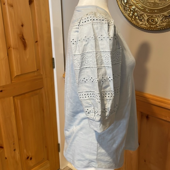 Lace sleeved v-neck top - Picture 3 of 7